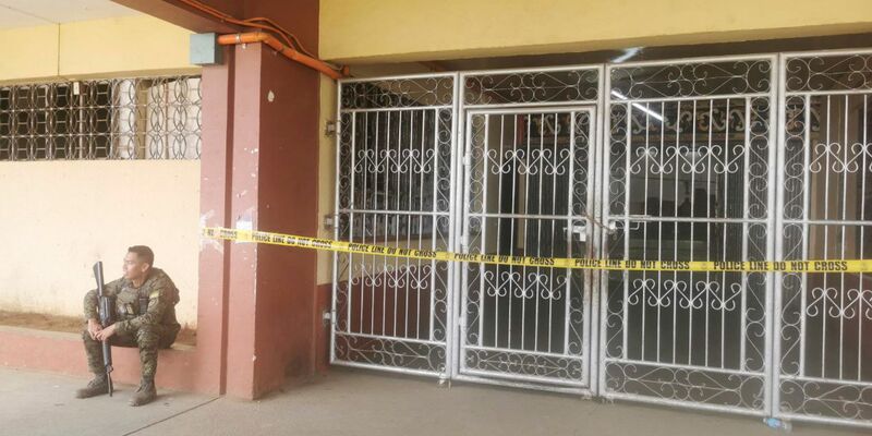 Ein philippinischer Polizist bewacht den Eingang des Ortes, an dem eine Bombe explodiert ist. - Foto: Froilan Gallardo/AP