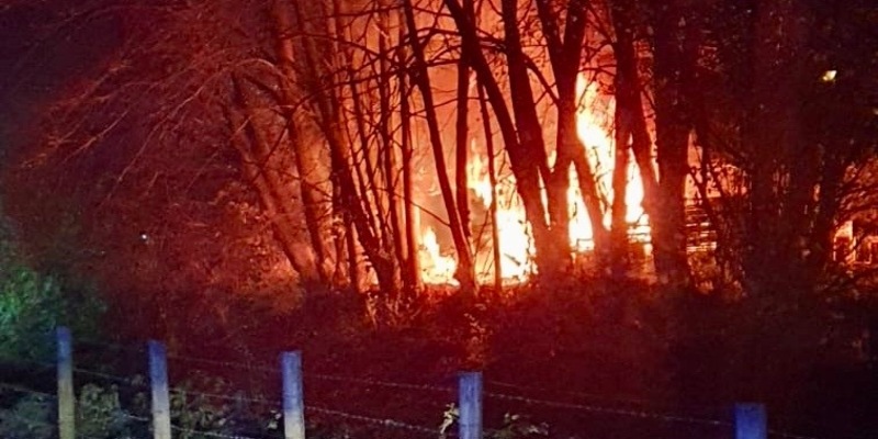 FW-RE: Drei Brandeinsätze in der Nacht - ausgedehnter Laubenbrand fordert Einsatzkräfte - Foto: presseportal.de