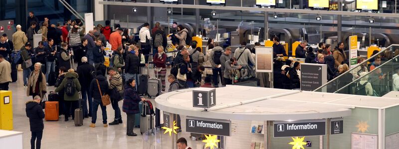 Der Flughafen München hat seinen Flugbetrieb wieder aufgenommen. Passagiere stehen beim Check-in. - Foto: Karl-Josef Hildenbrand/dpa
