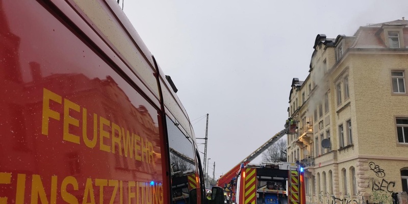FW Dresden: Rauchentwicklung in Wohngebäude und einem Zug - Foto: presseportal.de