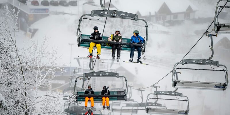 Aktuell sorgt der Wintereinbruch für gute Schneelagen. - Foto: Markus Klümper/dpa