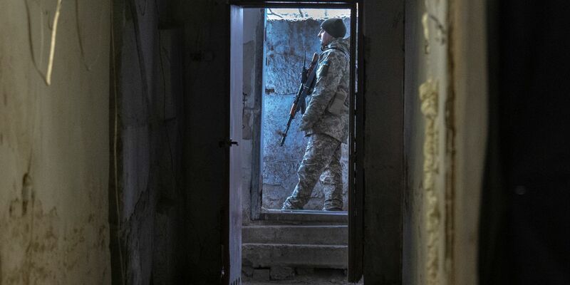 Ein ukrainischer Soldat steht vor einem Unterstand in der Frontstadt in der Region Charkiw. - Foto: Efrem Lukatsky/AP