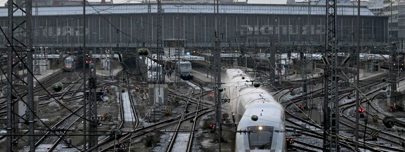 Auf der Strecke zwischen Hamburg und Berlin mussten etwa 380 Fahrgäste aus einem ICE klettern. (Symbolbild) - Foto: Felix Hörhager/dpa