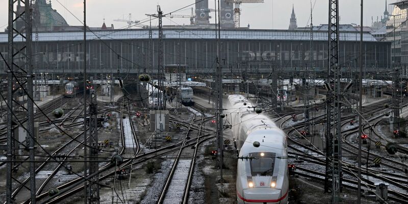Die Züge der Deutschen Bahn sind nicht immer pünktlich. - Foto: Felix Hörhager/dpa