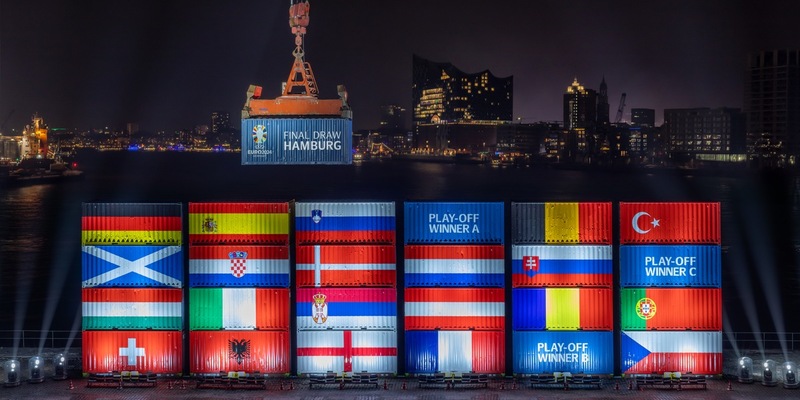 Erstes Highlight der UEFA EURO 2024 – Hamburg inszeniert Gruppenauslosung im Hafen als riesige Container-Installation - Foto: presseportal.de