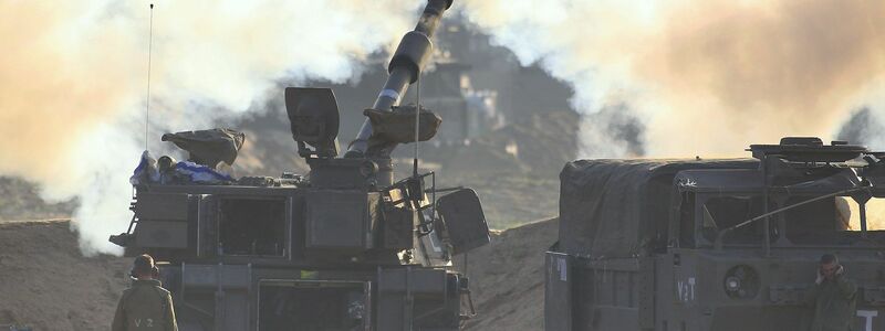 Eine israelische Artillerie feuert in Richtung des Gazastreifens. - Foto: Ilan Assayag/JINI via XinHua/dpa