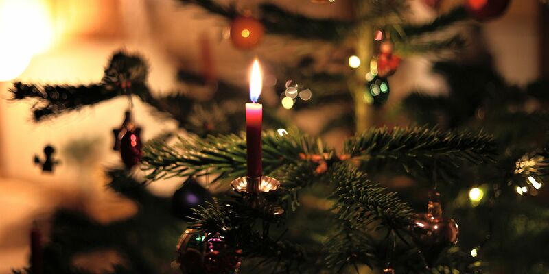 Nicht für alle Menschen ist Weihnachten besinnlich und schön - gerade die Festtage können auch einsam werden. - Foto: Karl-Josef Hildenbrand/dpa/Symbolbild