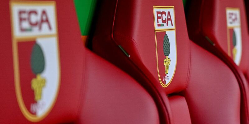 Trotz heftiger Schneefälle in Bayern soll das Heimspiel des FC Augsburg gegen Frankfurt stattfinden. - Foto: Harry Langer/dpa