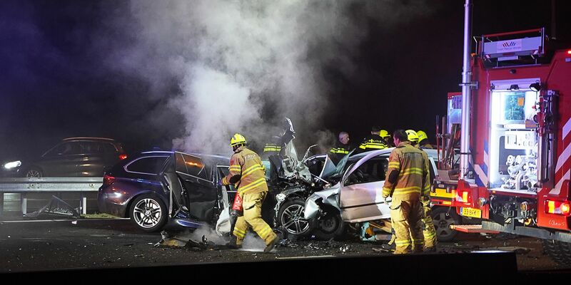 Hilfskräfte der Feuerwehr sind an der Unfallstelle beim Autobahnkreuz Hoevelaken östlich von Amsterdam im Einsatz. - Foto: Roland Heitink/Persbureau Heitink/dpa