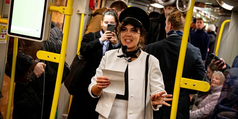 Mitglieder von Extinction Rebellion protestieren als Flugbegleiter verkleidet in einer Berliner U-Bahn. - Foto: Fabian Sommer/dpa