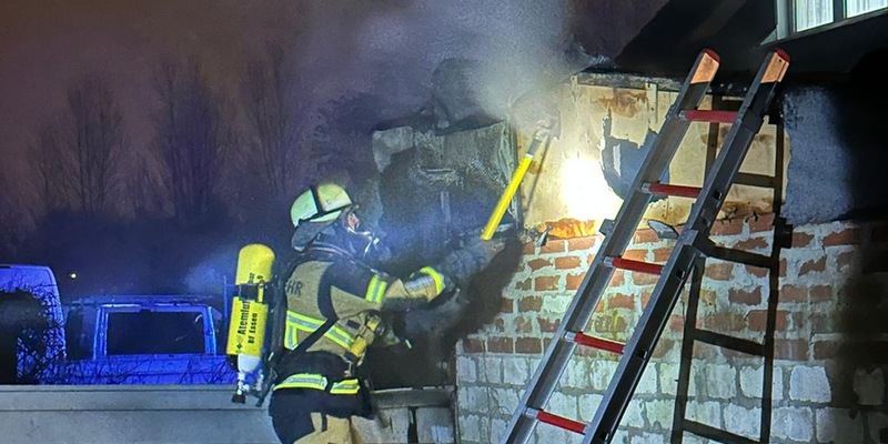 FW-E: Saunabrand im Anbau eines Wohngebäudes - massive Rauchentwicklung - Foto: presseportal.de