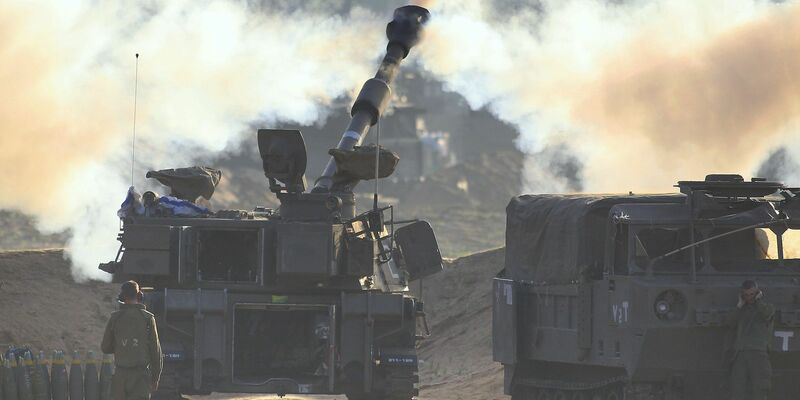 Eine israelische Artillerie feuert in Richtung des Gazastreifens. - Foto: Ilan Assayag/JINI/XinHua/dpa