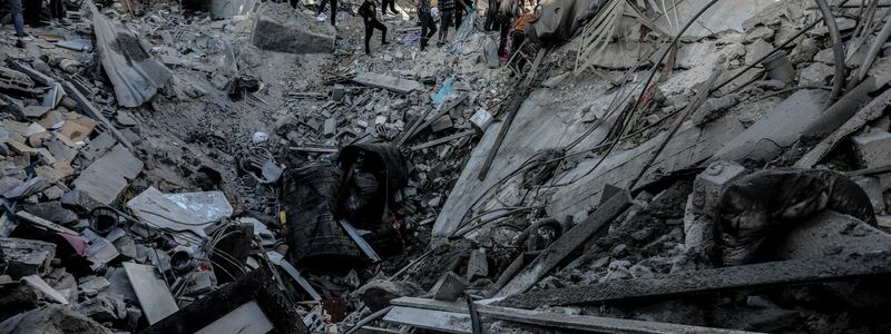 Palästinenser suchen nach einem israelischen Luftangriff nach Überlebenden. - Foto: Abed Rahim Khatib/dpa