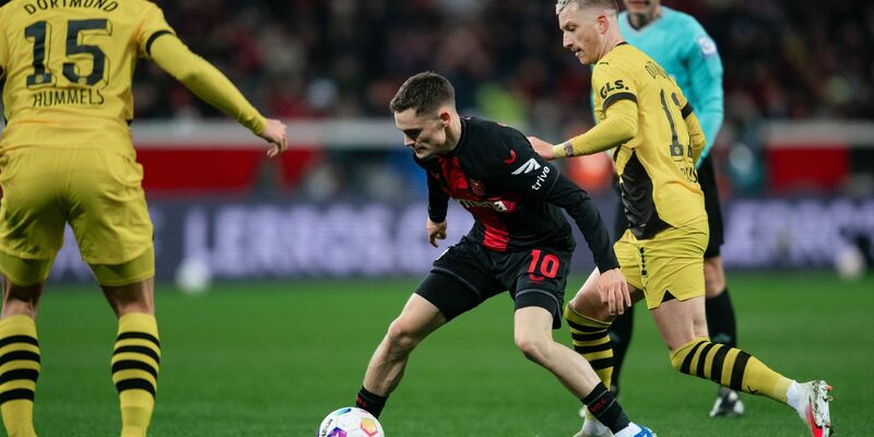 Die Leverkusener um Florian Wirtz (M) mussten zum zweiten Mal in dieser Saison Punkte abgeben. - Foto: Marius Becker/dpa