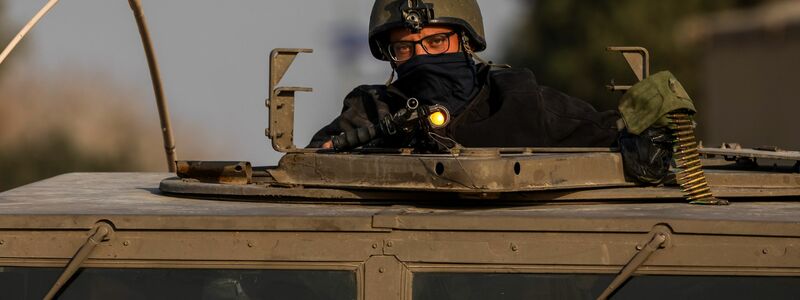 Ein israelischer Soldat in einem gepanzerten Militärfahrzeug. - Foto: Ilia Yefimovich/dpa
