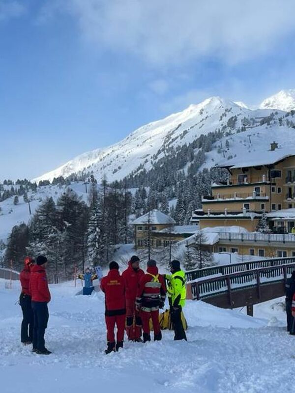 Lyžař spustil lavinu v lyžařské oblasti na ledovci Mölltal v Korutanech a je zabit