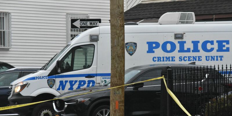 Der abgesperrte Tatort: Die Tat ereignete sich im Stadtteil Far Rockaway, südlich vom Flughafen John F. Kennedy. - Foto: Kyle Mazza/TheNEWS2/ZUMA/dpa