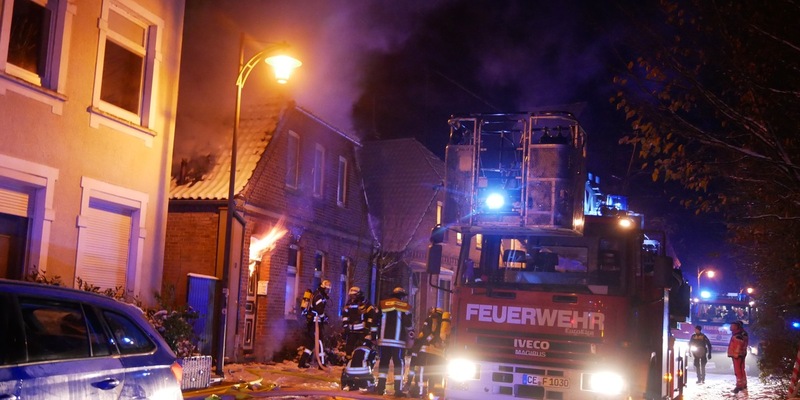 FW Celle: Haupt- und Nebengebäude brennen in Celle - Foto: presseportal.de