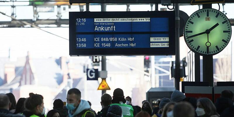 Helfer warten auf einen Zug mit Flüchtlingen aus der Ukraine (Archiv) - Foto: über dts Nachrichtenagentur