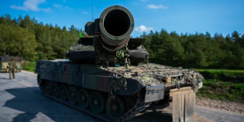 Ein Kampfpanzer der Bundeswehr vom Typ «Leopard 2 A7V» steht auf einem Übungsplatz (Symbolfoto). - Foto: Philipp Schulze/dpa