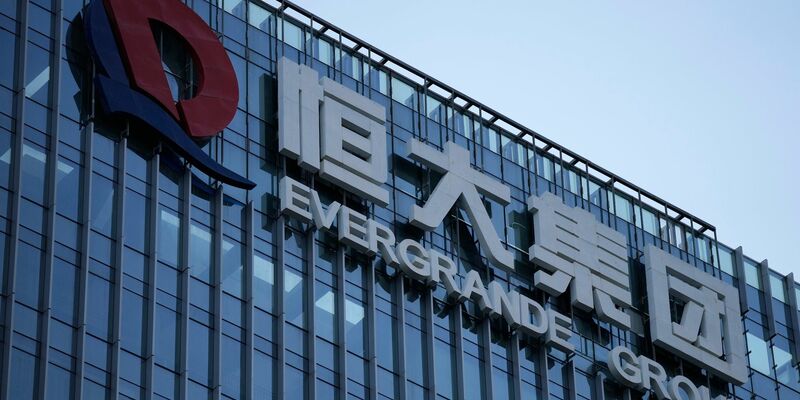 Evergrande ist ein Gigant der Branche und umgerechnet mit mehr als 300 Milliarden Euro verschuldet. - Foto: Ng Han Guan/AP/dpa