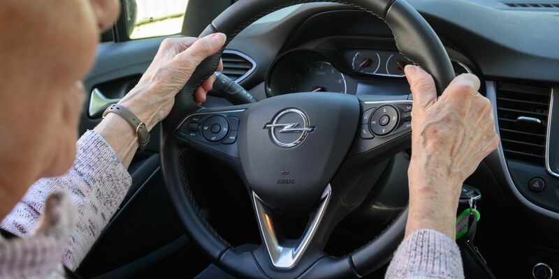 Ältere Verkehrsteilnehmer sind laut Statistik häufiger in Unfälle verwickelt. - Foto: Julian Stratenschulte/dpa