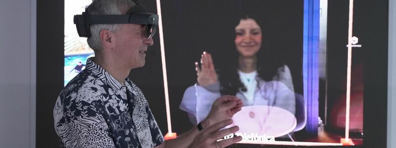 O2-Innovationsmanager Karsten Erlebach spricht via VR-Brille mit seiner Kollegin, die er in der Brille plastisch als Hologramm sieht. - Foto: Barbaros Bulgurcu/o2 Telefonica/dpa