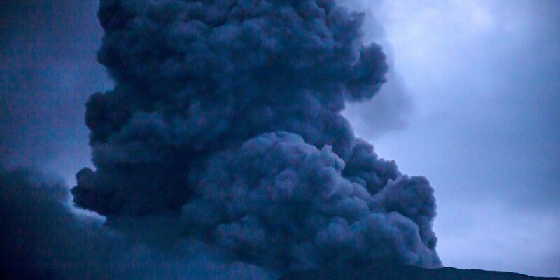 Beim Ausbruch des Vulkans Marapi kommen zahlreiche Menschen ums Leben. - Foto: Andri Mardiansyah/XinHua/dpa