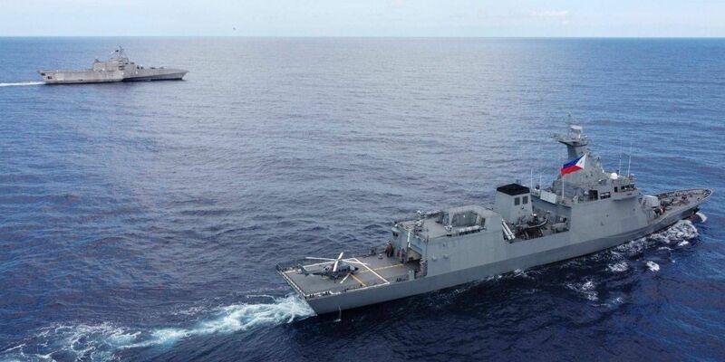 China wirft den USA vor, die «USS Gabrielle Giffords» (l) habe sich ohne Genehmigung dem Ren'ai-Riff genähert. - Foto: Uncredited/ARMED FORCES OF THE PHILIPPINES/AP/dpa