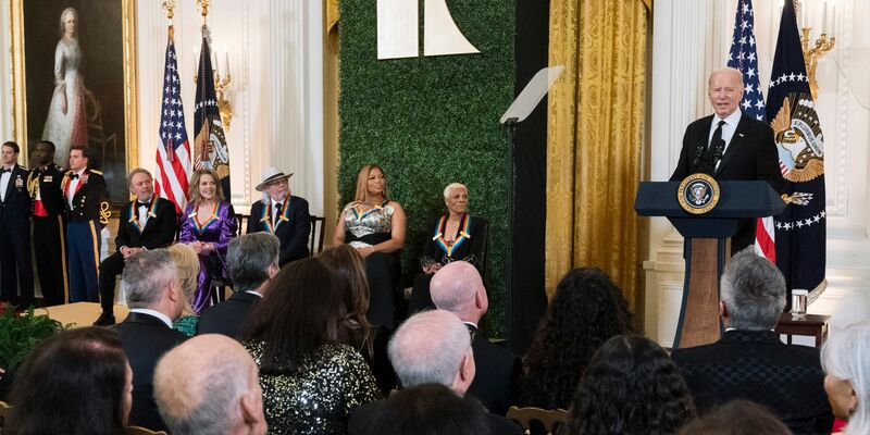 US-Präsident Joe Biden sprach mit Reportern, als ein Fahrzeug aus seiner Kolonne gerammt wurde. - Foto: Manuel Balce Ceneta/AP