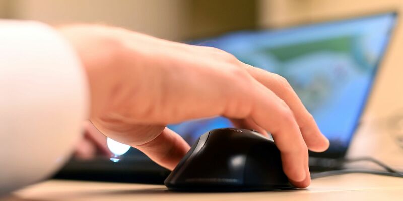 Seit August 2023 ist es Anbietern von sehr großen Online-Plattformen verboten, menschliche Verhaltens- oder Wahrnehmungsmuster durch Designtricks auszunutzen - beispielsweise über die Farbgestaltung von Buttons oder lange Klickwege. - Foto: Uli Deck/dpa