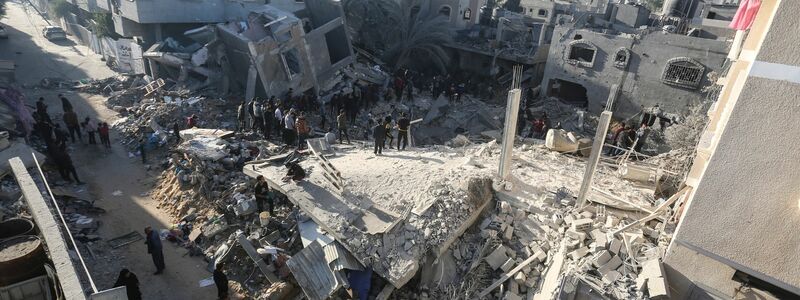 Palästinenser suchen in den Trümmern eines Gebäudes in Rafah nach Überlebenden. - Foto: Hatem Ali/AP