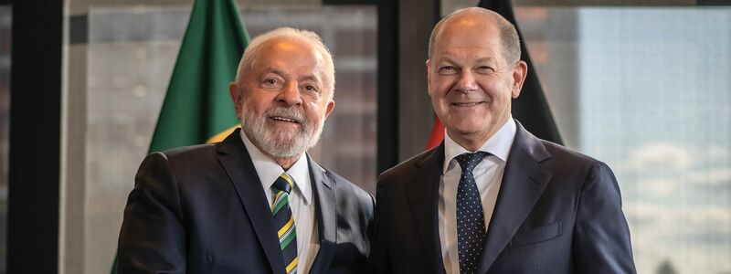 Brasiliens Präsident Luiz Inácio Lula da Silva (l) und Bundeskanzler Olaf Scholz kommen in Berlin zusammen. - Foto: Michael Kappeler/dpa