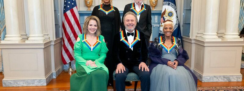 Die Kennedy Center Honorees 2023 Renée Fleming, Queen Latifah, Billy Crystal, Barry Gibb und Dionne Warwick in Washington. - Foto: Kevin Wolf/AP/dpa