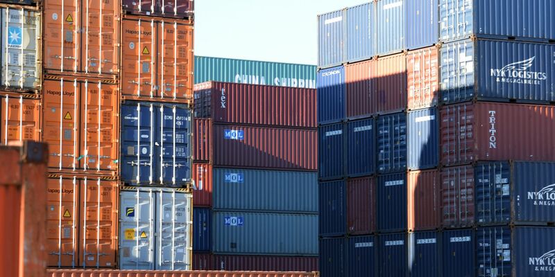 Container im Ulmer Umschlagbahnhof. - Foto: Stefan Puchner/dpa
