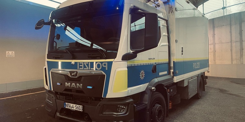 LKA-NRW: LKA NRW - Fuhrpark wieder auf dem neusten Stand - Entschärfer stellen Einsatzfahrzeug vor - Foto: presseportal.de