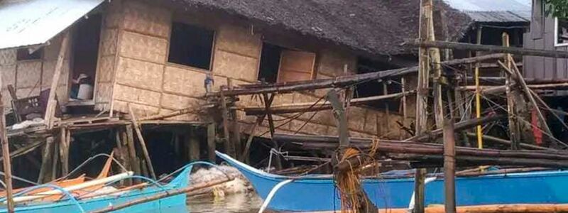 Ein beschädigtes Haus in der Stadt Hinatuan. - Foto: Uncredited/LGU HINATUAN/dpa
