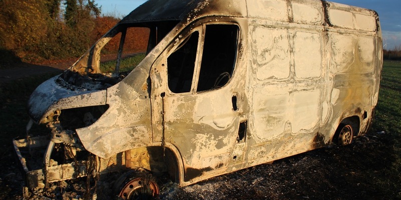 POL-DN: Ausgebrannter Transporter auf Feld - Zeugen gesucht - Foto: presseportal.de