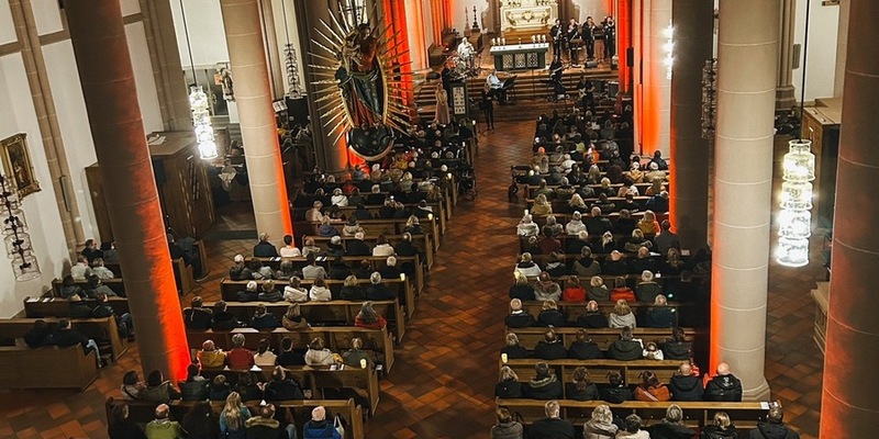 POL-HA: Benefizkonzert des Landespolizeiorchesters in der Marienkirche war ein voller Erfolg - Rund 5.000 Euro für ambulanten Kinder- und Jugendhospizdienst der Caritas gespendet - Foto: presseportal.de