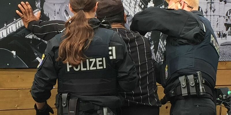 Polizisten kontrollieren einen Mann (Symbolbild). Das Institut für Menschenrechte fordert konkrete Regelungen, die vorschreiben, wann sensible Daten - etwa Hautfarbe und Sprache - erhoben, gespeichert und weiterverarbeitet werden dürfen. - Foto: Eva-Maria Krafczyk/dpa