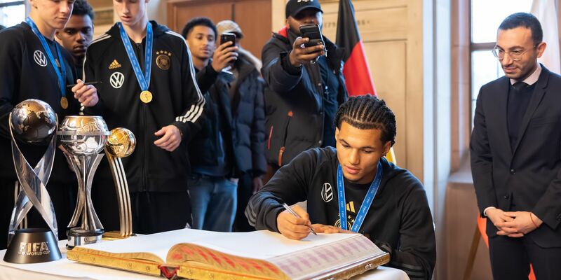 Paris Brunner trägt sich in das Goldene Buch der Stadt Frankfurt ein. - Foto: Jürgen Kessler/dpa