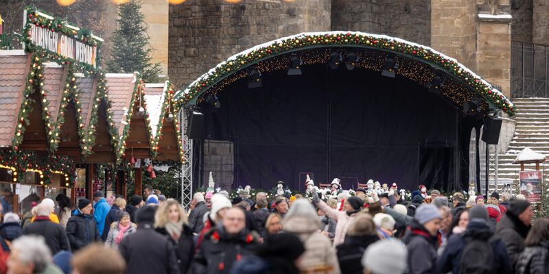 Die Bühne auf dem Erfurter Weihnachtsmarkt ist am Tag der Stille leer. - Foto: Michael Reichel/dpa