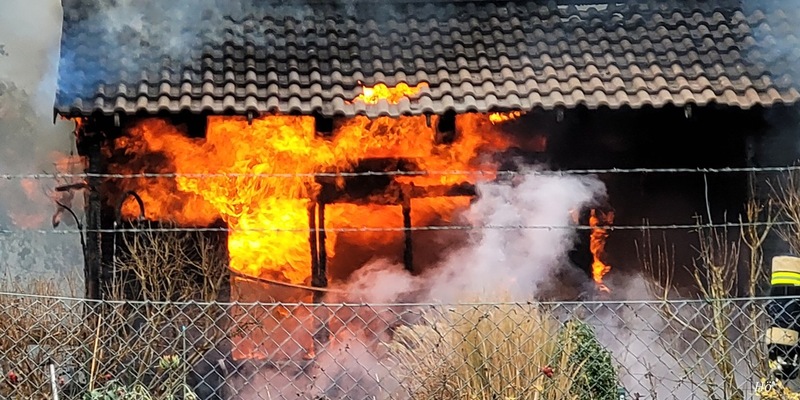 FW-EN: Brennende Gartenlaube beschäftigt Hattinger Feuerwehr drei Stunden - Foto: presseportal.de