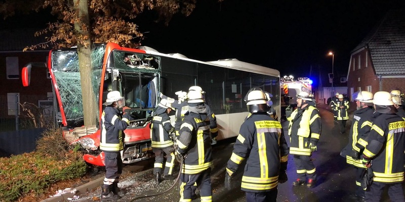 POL-DH: --- Bruchhausen-Vilsen, Linienbus touchiert Hauswand, Fahrer schwer verletzt --- - Foto: presseportal.de