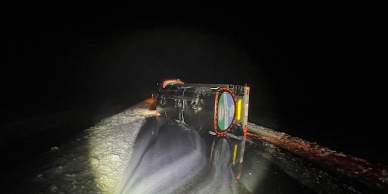 POL-PDTR: Umgestürzter Milchanhänger blockiert die komplette Fahrbahn der B 269 zwischen Rinzenberg und Birkenfeld - Foto: presseportal.de