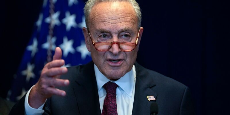 Chuck Schumer, Mehrheitsführer des Senates der USA, fordert seine Kollegen auf, die Freigabe neuer Ukraine-Hilfen voranzubringen. - Foto: Andy Wong/AP/dpa