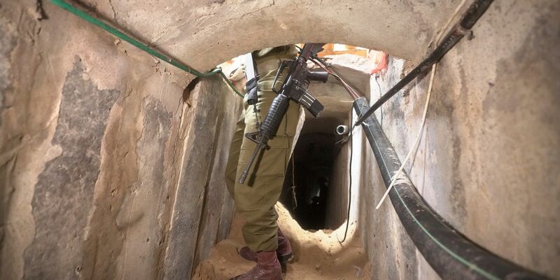 Ein israelischer Soldat steht in einem unterirdischen Tunnel, der unter dem Schifa-Krankenhaus in Gaza-Stadt gefunden wurde. - Foto: Victor R. Caivano/AP/dpa