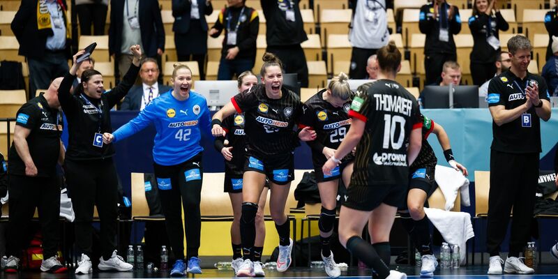 Bundestrainer Markus Gaugisch und seine Spielerinnen jubeln über ihren Sieg gegen Polen. - Foto: -/dpa