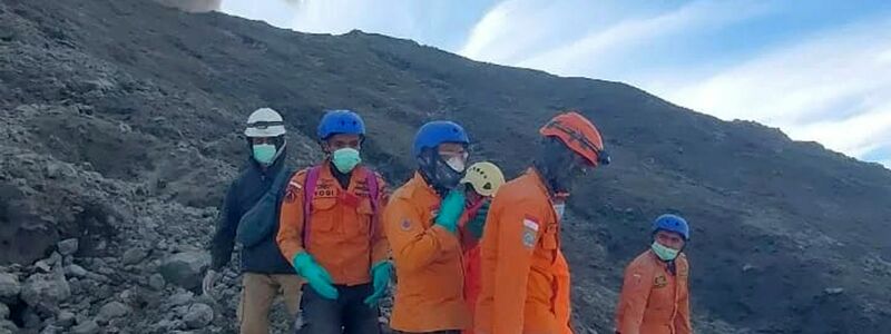 Rettungskräfte bereiten sich darauf vor, die Leiche eines Bergsteigers zu bergen, der beim Ausbruch des Vulkans Marapi ums Leben gekommen ist. - Foto: BASARNAS/BASARNAS/AP/dpa