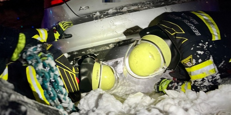 FW-M: Pkw landet im Wasser (Olympiapark) - Foto: presseportal.de